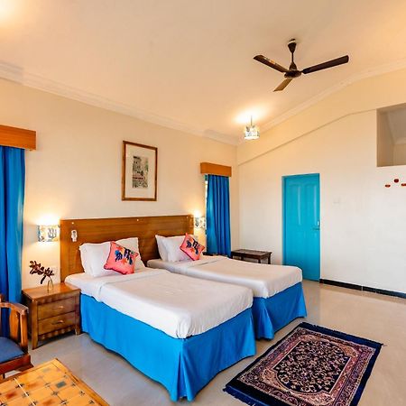Bambolim Beach Resort Exterior photo